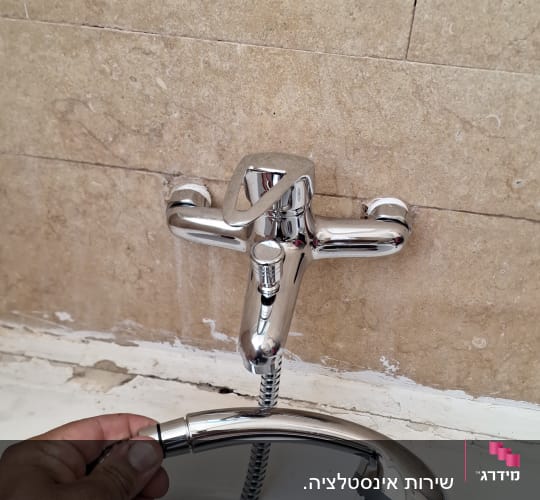 ברז אמבטיה עם ידית מקלחת